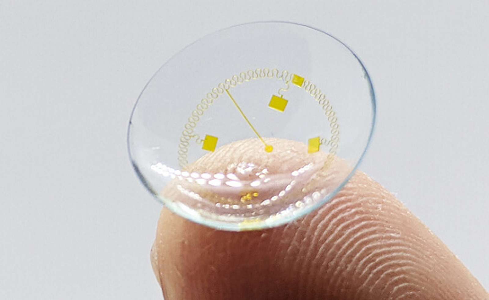 This contact lens displays notifications on your eye