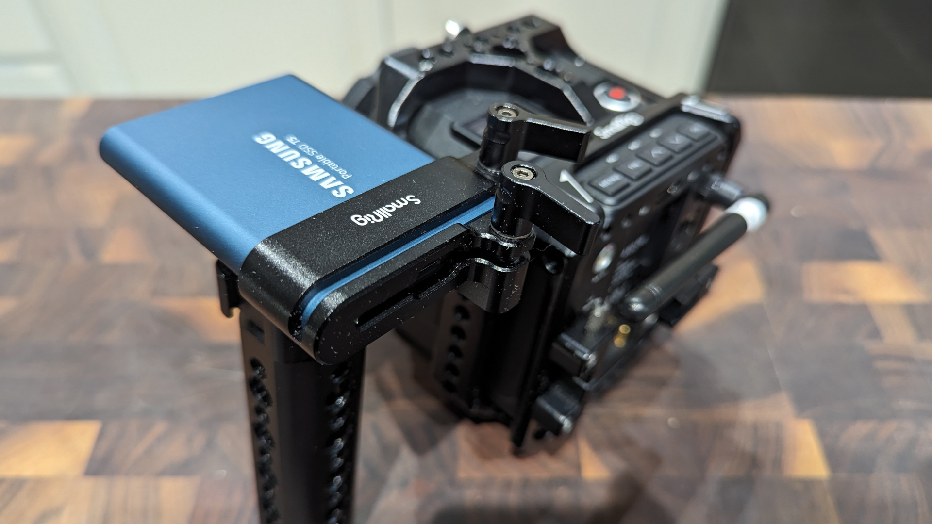 SmallRig : voici un accessoire vidéo fort utile pour filmer avec un disque Samsung T5 SSD